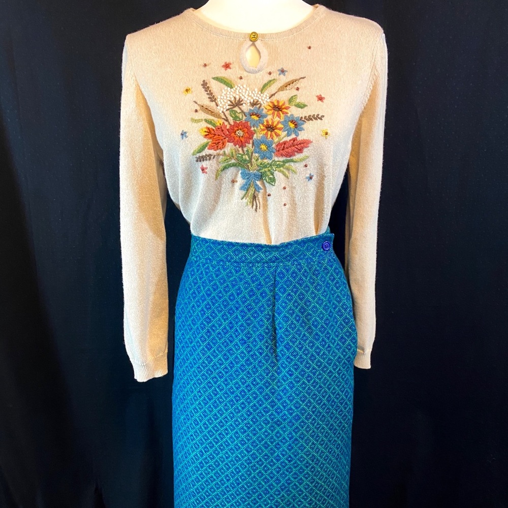 🔥FLASH SALE🔥Floral embroidered sweater